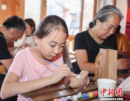参与者体验非遗制作