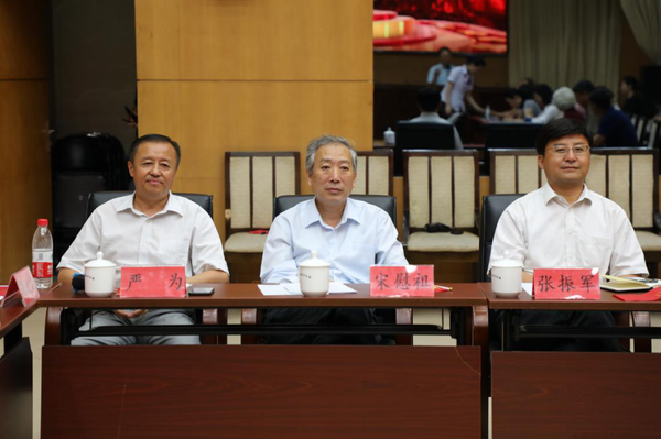 民盟北京市委专职副主委宋慰祖（中），民盟北京市委副主委张振军（右）、民盟北京市委秘书长严为（左）出席发布会。民朝 摄影