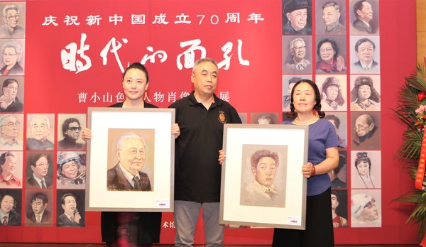曹小山将《徐悲鸿肖像》《赵朴初肖像》捐赠给《百年巨匠》摄制组，《百年巨匠》策划兼制片人、银谷艺术馆常务副馆长李萍萍（左）和副馆长车梅（右）接受捐赠作品