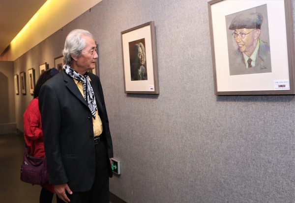 知名画家、《美术》杂志原总编王仲观看展览