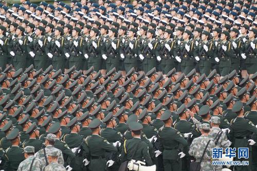 1 受阅官兵在阅兵训练场进行训练（9月11日摄）。 庆祝新中国成立70周年阅兵举行在即，记者日前在阅兵训练场采访了解到，阅兵训练有条不紊推进，各项准备工作进展顺利。 新华社记者 李刚 摄