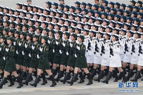 2 受阅官兵在阅兵训练场进行训练（9月11日摄）。 庆祝新中国成立70周年阅兵举行在即，记者日前在阅兵训练场采访了解到，阅兵训练有条不紊推进，各项准备工作进展顺利。 新华社记者 李刚 摄