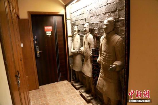 资料图：近日，西安一家主打“兵马俑”元素的民宿走红。<a target='_blank' href='http://www.chinanews.com/'>中新社</a>记者 张远 摄