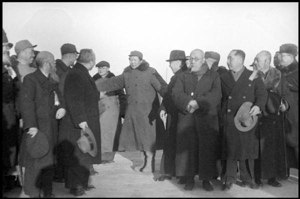 3--1949年3月25日，许德珩（右一）、劳君展与北平各界群众代表、民主人士热烈欢迎中共中央、中国人民解放军总部机关、毛泽东主席、朱德总司令从西柏坡迁至北平
