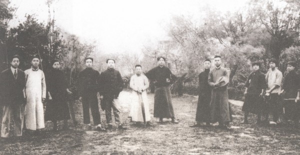 8--1920年5月8日，新民学会会员在上海半淞园聚会，左起第六人为毛泽东，左起第二人为劳君展