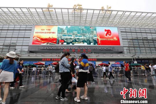 旅客从铁路上海站出发前往自己的目的地。　殷立勤 摄