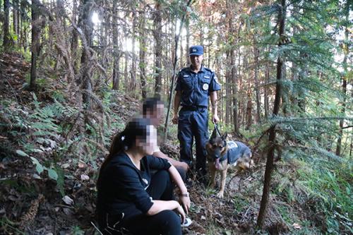 警方在山林中对涉赌人员进行抓捕