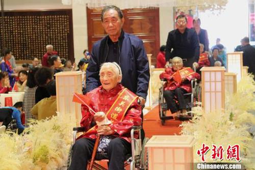 图为10位百岁老人集体登场。　施华健　摄