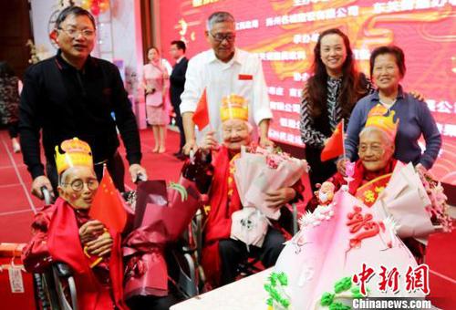图为当地民众向百岁老人贺寿。　施华健 摄
