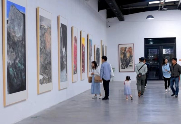 观众观看展览