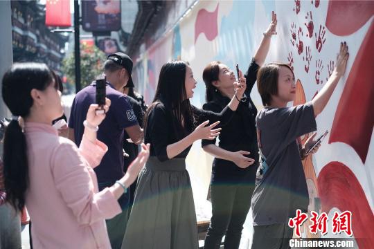 “网红墙”除了运用了大量知名动画IP之外，还特别突出了互动性。　康玉湛 摄