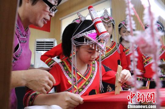 蓝咏梅带着姐妹，老少接力，夜以继日，编织彩带 遂昌提供 摄