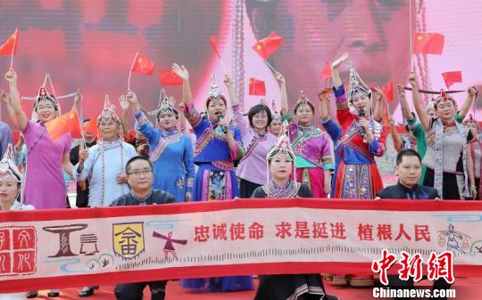 彩带长度寓意1949年新中国成立，宽度寓意56个民族一家亲 遂昌提供 摄