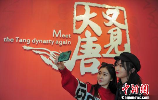 观众在“又见大唐”书画文物展合影。　于海洋 摄