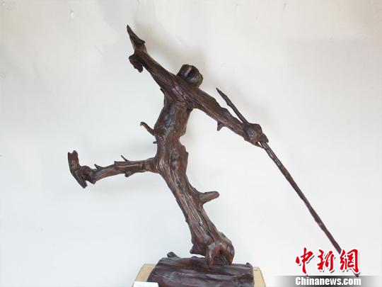 吴德义创作的体育项目作品 石洪宇 摄