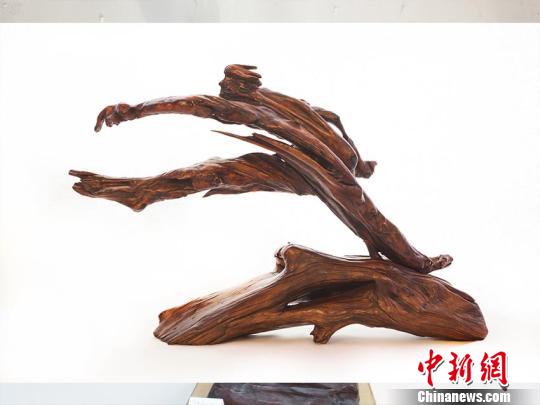 吴德义创作的体育项目作品 石洪宇 摄