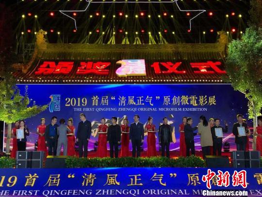 颁奖典礼上，备受瞩目的最佳导演奖、最佳编剧奖、最佳影片奖、最佳表演奖四个单项奖一一揭晓。　胡健 摄