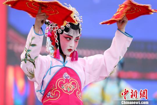 图为戏曲表演。　张添福 摄