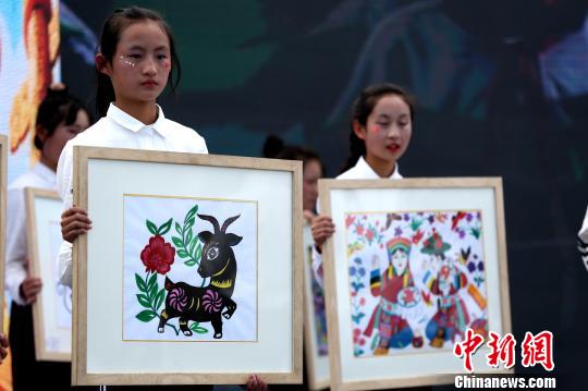 图为国家级“非遗”项目堆绣作品。　张添福 摄