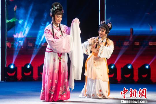 图为琼剧演出。　洪坚鹏 摄