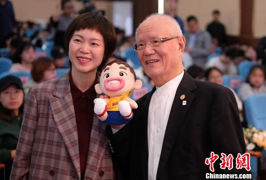 千叶彻弥(右)的到来吸引了很多喜欢他作品的年轻人前来。　泱波 摄