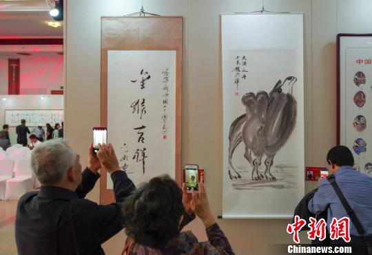 9日，观众在“庆祝中华人民共和国成立70周年——影视艺术家优秀书画作品展”上参观六小龄童的书法作品《金猴吉祥》和赵忠祥的画作《大漠之舟》。　<a target='_blank' href='http://www.chinanews.com/'>中新社</a>记者 贾天勇 摄