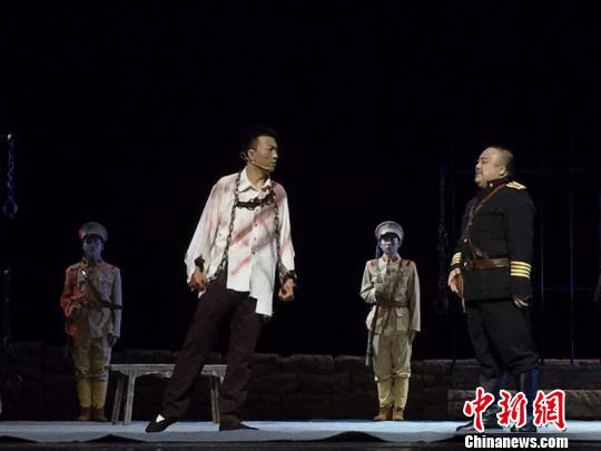 图为首部二人台革命历史剧《多松年》演出现场。呼和浩特民族演艺集团供图 张玮 摄