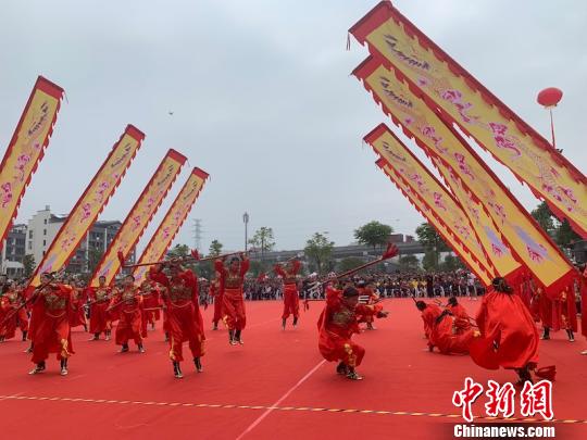 滚叉舞 奚金燕 摄