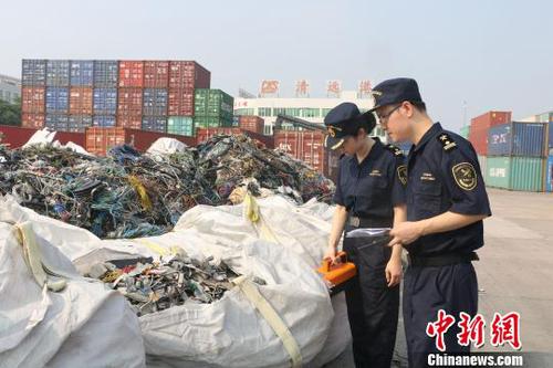 广州海关依法退运“洋垃圾”220余吨　张静　摄