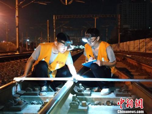 铁路工人连夜排查线路安全隐患。　铁路供图　摄