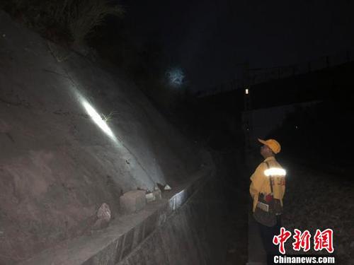 铁路工人排查铁路沿线边坡安全隐患。　铁路供图 摄