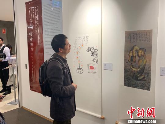 观众欣赏画作。　樊南 摄