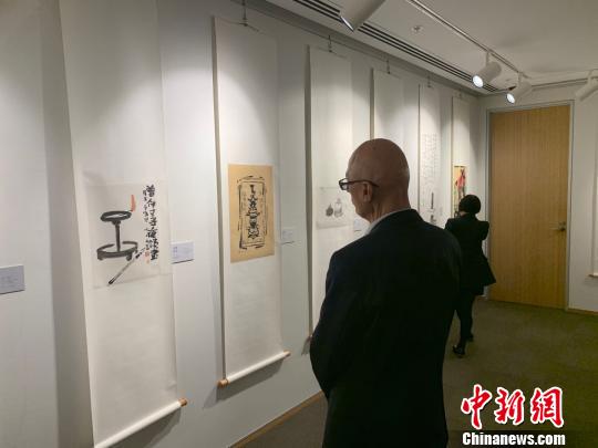 观众欣赏画作。　樊南 摄