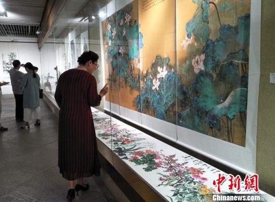 《百花争艳》的15米长卷，令观众流连忘返。　主办方供图 摄