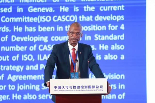 Mandla Franck Makamo作主旨发言