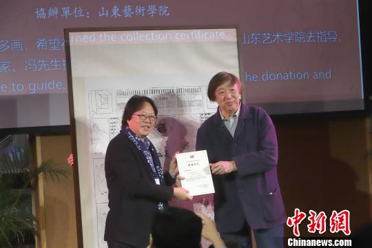 冯骥才向王力克颁发捐赠证书。　张道正 摄