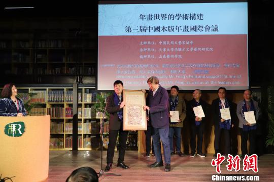 各地年画文博机构及民间收藏家赠送古版年画作品。　张道正 摄