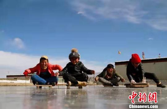 图为最佳作品《滑冰车》。主办方供图