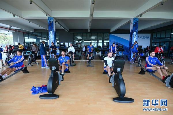 8、2019年10月16日，运动员在军运村内的健身中心锻炼