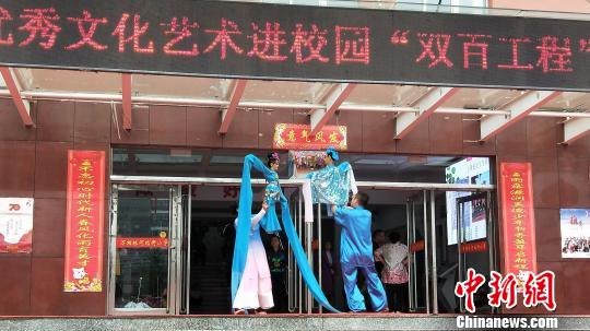 现在通过非遗进校园、进社区、进军营、送戏下乡等涉及多个领域的活动，与大家互动。　吴琼 摄