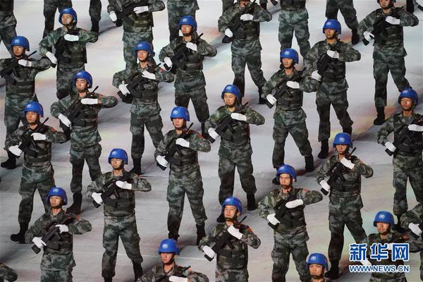 10月18日，第七届世界军人运动会开幕式在武汉体育中心举行。这是头戴蓝盔、手握钢枪的中国维和士兵在开幕式上表演。新华社记者 陈晔华 摄