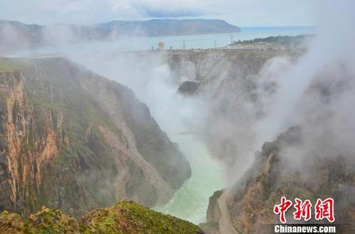 图为雾中的龙羊峡大坝。(资料图) 鲁丹阳 摄