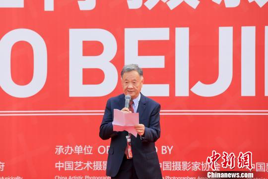 19日，北京国际摄影周2019组委会执行主席、中国艺术摄影学会主席杨元惺在北京国际摄影周2019开幕式上致辞 主办方供图