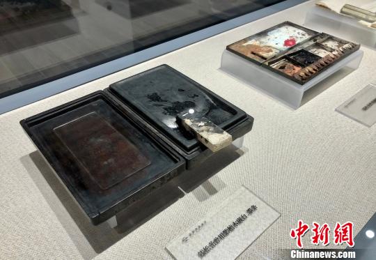 图为钱松喦生前使用过的砚台。　孙权 摄