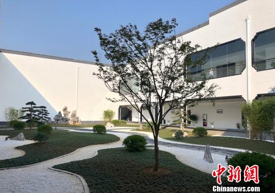 钱松喦艺术馆中，黛瓦白墙古韵十足。　孙权 摄