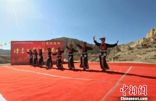 图为在古格王朝遗址脚下，当地民众载歌载舞迎接诗歌节。活动方供图