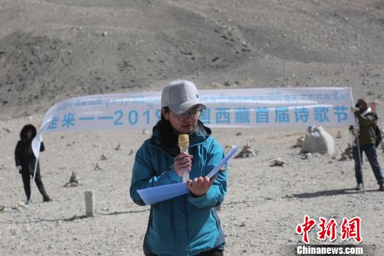 图为团队成员在珠峰脚下读诗。活动方供图