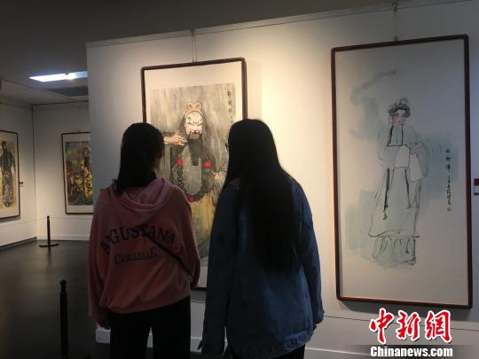 观众观看展览。　高雨晴 摄
