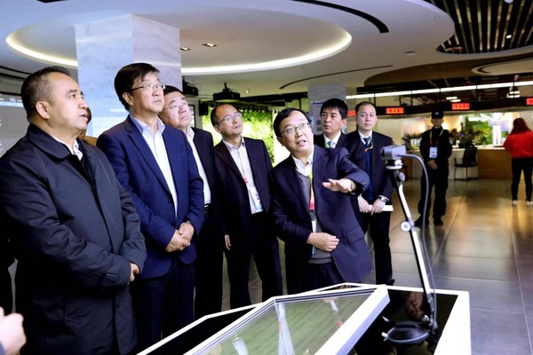 图为民盟中央农业委员会委员、杨凌示范区科技创新和转化推广局副局长、杨凌示范区科创中心（杨凌大学科技园）建设领导小组办公室常务副主任王博文（右一）向前来参观的新疆维吾尔自治区党委常委、副主席艾尔肯•吐尼亚孜一行介绍情况。