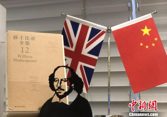 中英高校合作的新译莎剧集共24种，将在2023年全部出版。　张传明 摄